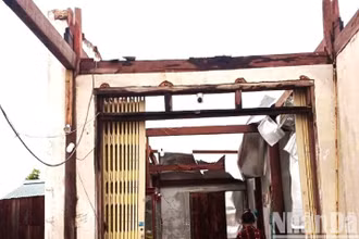Lốc xoáy làm tốc mái nhiều nhà dân ở huyện Ea Súp.