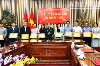 Bộ Chỉ huy Bộ đội Biên phòng tỉnh Đắk Lắk tặng giấy khen cho 15 nhà báo, phóng viên của các cơ quan báo chí Trung ương và địa phương có nhiều đóng góp trong công tác tuyên truyền về biên giới và Bộ đội Biên phòng tỉnh Đắk Lắk năm 2024.