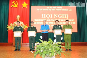Phó Chủ tịch Ủy ban nhân dân tỉnh Đắk Lắk Võ Văn Cảnh tặng Bằng khen của Ủy ban nhân dân tỉnh cho các tập thể, cá nhân có thành tích xuất sắc trong chuyên án.