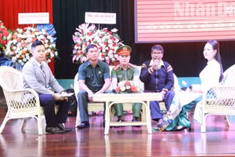 Các đại biểu giao lưu với các điển hình tiên tiến trong Phong trào toàn dân bảo vệ an ninh Tổ quốc vùng đồng bào dân tộc thiểu số khu vực Tây Nguyên giai đoạn 2018-2024.