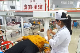 Sau khi bị chồng đánh đập, chị N.V.Y.Nh. phải vào Trung tâm Y tế huyện Buôn Đôn cấp cứu. 