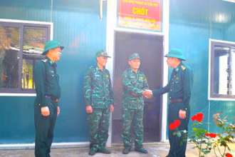 Đại tá Đỗ Quang Thấm, Chính ủy Bộ đội Biên phòng tỉnh Đắk Lắk đến kiểm tra, động viên cán bộ, chiến sĩ tại Chốt bảo vệ biên giới Đồn Biên phòng Cửa khẩu Đắk Ruê.