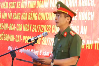 Đại tá Trần Bình Hưng, Phó Giám đốc Công an tỉnh Đắk Lắk phát biểu giao nhiệm vụ tại lễ ra quân.