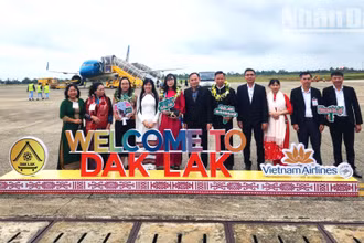 Lãnh đạo Sở Văn hóa, Thể thao và Du lịch tỉnh Đắk Lắk đón vị khách du lịch thứ 1,5 triệu và đoàn khách du lịch đầu tiên đến tỉnh Đắk Lắk nhân dịp Tết Dương lịch năm 2025 tại Cảng hàng không Buôn Ma Thuột.