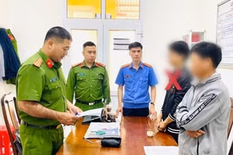 Cơ quan Cảnh sát điều tra Công an huyện Ea H'leo tống đạt quyết định khởi tố bị can, thi hành lệnh bắt tạm giam đối với Nguyễn Quốc Huy về hành vi "Hủy hoại rừng". (Ảnh: Công an tỉnh Đắk Lắk)