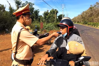 Lực lượng cảnh sát giao thông kiểm tra nồng độ cồn người điều khiển xe máy.