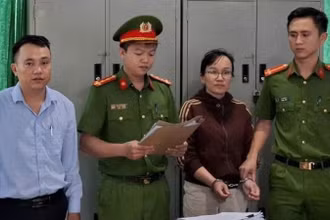 Cơ quan cảnh sát điều tra Công an huyện Ea Súp thi hành lệnh bắt tạm giam đối với bà Hà Thị Thuận.