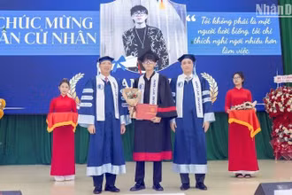 Lãnh đạo Trường Đại học Luật Hà Nội trao bằng tốt nghiệp cho các tân cử nhân ngành Luật đầu tiên được đào tạo tại Phân hiệu Đắk Lắk.