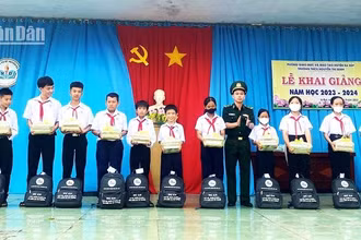 Đại diện Đồn Biên phòng Ia Rvê trao tặng quà cho các em học sinh tại Trường trung học cơ sở Nguyễn Thị Định, xã Ia Rvê, huyện Ea Súp.