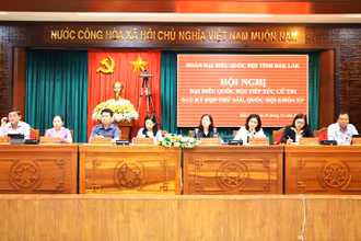 Đồng chí Bùi Thị Minh Hoài (người ngồi thứ tư từ phải qua) cùng đoàn đại biểu Quốc hội khóa XV tiếp xúc cử tri tỉnh Đắk Lắk. 