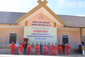 Lãnh đạo thị xã Buôn Hồ, tỉnh Đắk Lắk cắt băng khánh thành Không gian trưng bày Khu văn hóa buôn Kli A, phường Đạt Hiếu.