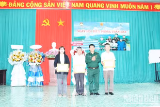 Thượng tá Rơ Lan Ngân, Phó Chính ủy Bộ đội Biên phòng tỉnh Đắk Lắk trao giấy khen cho các cá nhân có nhiều thành tích trong thực hiện Ngày hội Biên phòng toàn dân, giai đoạn 2019-2024.