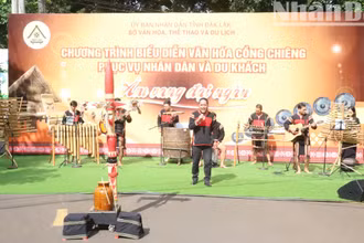 Ca sĩ Điểu Náp thể hiện ca khúc Tình ca Tây Nguyên tại chương trình.