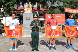 Đại tá Đào Viết Hùng, Chỉ huy trưởng Bộ đội Biên phòng tỉnh Đắk Lắk trao tặng Cờ giải Nhất, Nhì, Ba cho các đội bóng chuyền Bộ đội Biên phòng tỉnh Đắk Lắk, Quảng Nam, Đắk Nông.