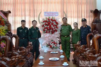 Cán bộ, chiến sĩ Phòng cảnh sát cơ động Công an tỉnh Đắk Lắk chúc mừng Bộ chỉ huy Bộ đội Biên phòng tỉnh Đắk Lắk nhân kỷ niệm 79 năm Ngày thành lập Quân đội nhân dân Việt Nam (22/12/1944-22/12/2023), 34 năm Ngày hội Quốc phòng toàn dân (22/12/1989 - 22/12/2023). 