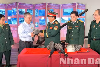 Trung tướng, tiến sĩ, Anh hùng lực lượng vũ trang Đoàn Sinh Hưởng trao các hiện vật quý giá về Chiến thắng Buôn Ma Thuột cho Bảo tàng Đắk Lắk.