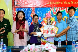Đoàn đại biểu Quốc hội tỉnh Đắk Lắk trao tặng quà Tết cho lãnh đạo Đảng ủy và Ủy ban nhân dân xã biên giới xã Ia Rvê, huyện Ea Súp.