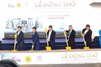 Phó Thủ tướng Trần Hồng Hà và lãnh đạo tỉnh Đắk Lắk cùng các đại biểu động thổ xây dựng Nhà máy cà-phê năng lượng Trung Nguyên Legend.
