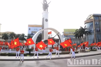 Lễ hội đường phố diễn ra tại Tượng đài chiến thắng Ngã Sáu Buôn Ma Thuột, một trong những công trình kiến trúc nghệ thuật độc đáo và tiêu biểu của thành phố Buôn Ma Thuột.