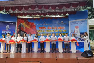 Các đại biểu cắt băng khai mạc triển lãm.