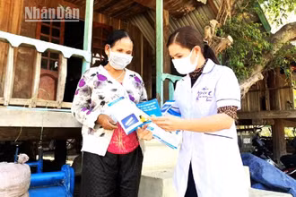 Cán bộ ngành y tế tỉnh Đắk Lắk tuyên truyền, hướng dẫn người dân cách phòng, chống bệnh viêm não Nhật Bản.