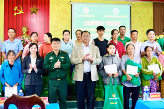 Đại diện lãnh đạo Bộ Chỉ huy Bộ đội Biên phòng tỉnh và Hội Nông dân tỉnh trao quà tặng các gia đình hội viên nông dân khó khăn.