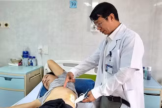 Bác sĩ Nguyễn Ngọc Hoàng thăm khám bệnh nhân N.V.Đ. sau ca phẫu thuật lấy sỏi san hô trên nền thận dị tật móng ngựa.