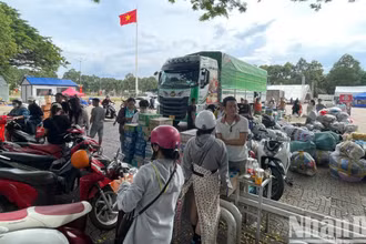 Điểm tập kết nhu yếu phẩm, hàng hóa ủng hộ đồng nhân dân vùng lũ ở các tỉnh phía Bắc tại Quảng trường 10/3 thành phố Buôn Ma Thuột.