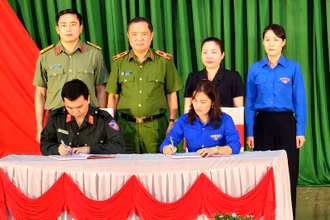 Đại diện Đoàn Thanh niên cộng sản Hồ Chí Minh, Bộ tư lệnh Cảnh sát cơ động (Bộ Công an) và Huyện đoàn Cư Kuin ký kết quy chế phối hợp tổ chức các hoạt động đền ơn đáp nghĩa, an sinh xã hội nhân kỷ niệm 76 năm Ngày thương binh - liệt sĩ.