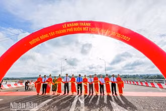Lãnh đạo Thành ủy, Hội đồng nhân dân và Ủy ban nhân dân thành phố Buôn Ma Thuột cắt băng khánh thành công trình đường giao thông Đông-Tây.
