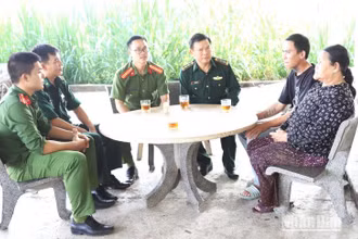Cán bộ Đồn Biên phòng Đắk Ruê và Lực lượng Công an xã Ea Bung, huyện Ea Súp thăm hỏi, động viên gia đình có người bị lừa bán sang Trung Quốc.