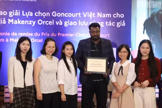 Nhà văn Makenzy Orcel cùng các sinh viên Đại học Quốc gia Hà Nội. (Ảnh: Ngọc Thanh)