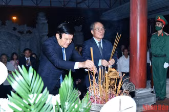 Nguyên Chủ tịch nước Trương Tấn Sang và nguyên Chủ tịch Quốc hội Nguyễn Sinh Hùng dâng hương tưởng niệm các anh hùng liệt sĩ.