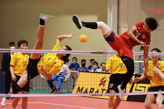 Việt Nam (áo vàng) trong trận thắng Thái Lan 2-0 ở chung kết cầu mây thế giới 2022 tối 27/7 tại Bangkok. (Ảnh: Khaosod)