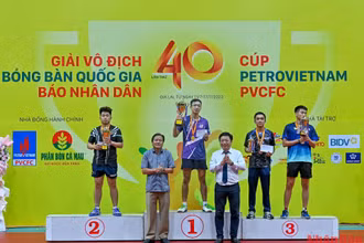 Phó Tổng Biên tập Báo Nhân Dân Quế Đình Nguyên và Giám đốc Sở Văn hoá Thể thao và Du lịch Gia Lai Trần Ngọc Nhung trao huy chương và cúp cho các vận động viên đoạt giải tại nội dung Đơn nam. 
