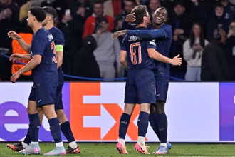 Các cầu thủ PSG ăn mừng chiến thắng ngược dòng kịch tính. (Ảnh: PSG)