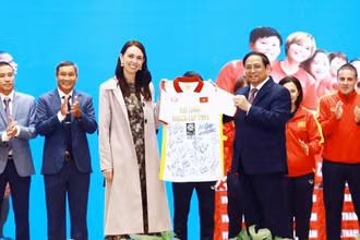 Thủ tướng Phạm Minh Chính trao áo đấu của đội tuyển bóng đá nữ Việt Nam tặng Thủ tướng New Zealand. (Ảnh: VFF)