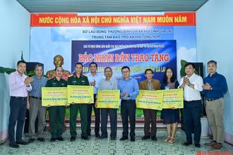 Tổng Biên tập Báo Nhân Dân Lê Quốc Minh cùng các đại biểu và nhà tài trợ trao tặng bàn bóng bàn cho các đơn vị. 