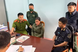 Công an lấy lời khai Đinh Thị Thanh trong đường dây mua bán, vận chuyển ma túy xuyên biên giới. (Ảnh: Công an Quảng Bình) 