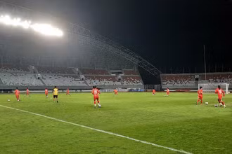 Đội tuyển U18 nữ Việt Nam làm quen mặt sân Gelora Jakaaring. (Ảnh: VFF)