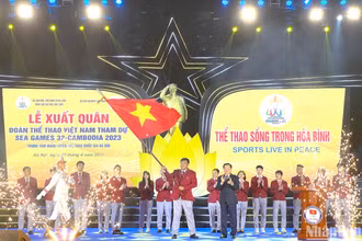 Phó Thủ Tướng Lê Minh Khái trao cờ cho Trưởng đoàn Thể thao Việt Nam Đặng Hà Việt. 