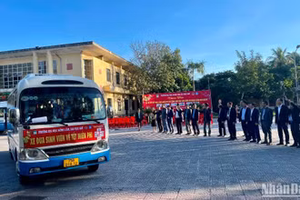 Những chuyến xe miễn phí nghĩa tình ấm áp của Trường Đại học Nông lâm Huế đưa các bạn sinh viên về quê ăn Tết.