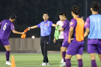 Huấn luyện viên Hoàng Anh Tuấn cùng các học trò trên sân tập luyện. (Ảnh: VFF)