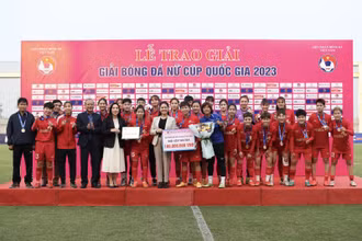 VFF trao tặng CLB Phong Phú Hà Nam phần thưởng dành cho đội xếp thứ ba tại giải đấu. 