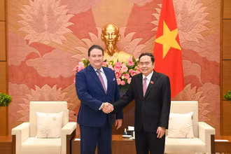 Chủ tịch Quốc hội Trần Thanh Mẫn và Đại sứ Hoa Kỳ tại Việt Nam Marc Knapper. (Ảnh: DUY LINH)