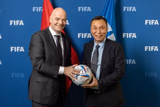 Chủ tịch FIFA Gianni Infantino (trái) và Chủ tịch VFF Trần Quốc Tuấn.