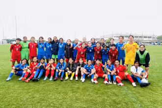 U17 nữ Việt Nam và U17 nữ Singapore chụp ảnh lưu niệm sau khi trận đấu kết thúc. (Ảnh: VFF)