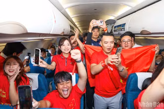 Không khí sôi động của các cổ động viên trên máy bay trước giờ khởi hành.
