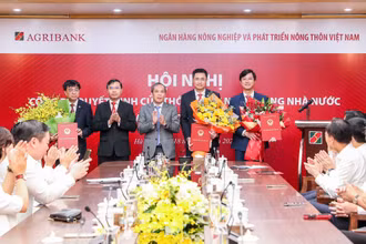 Phó Thống đốc Ngân hàng Nhà nước trao quyết định cho các đồng chí được bổ nhiệm.