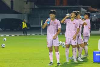 Các cầu thủ U16 Việt Nam nỗ lực tập luyện trước trận đấu thứ hai tại vòng bảng. (Ảnh: VFF)